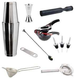 Drinkkisetti, jossa laaja määrä tavaraa: sheikkeri, streineri, tuplastreineri, pullonavaaja, baarilusikka, kolme kaatonokkaa, sitruspuristin, jigger ja muddleri