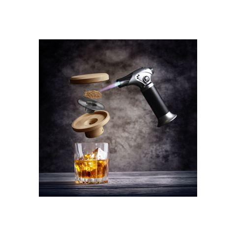 Cocktail-savustinsetti irtonaisina osina drinkkilasin päällä.