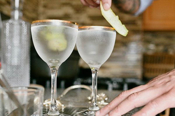 tekemassa-gin-and-tonic-cocktaileja