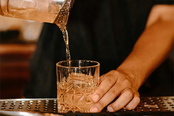 Lasiin kaadetaan Negroni cocktailia